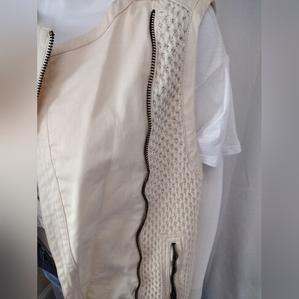 Cream white vest in Small - Picture 4 of 12